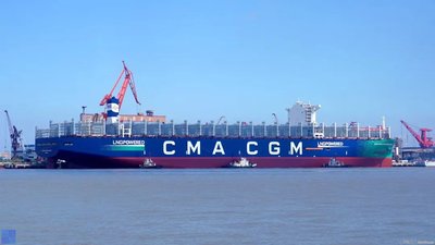 Forchuireann CMA CGM formhuirear ar phlódú calafoirt sa Ghaimbia